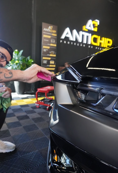 Processo de aplicação PPF com acabamento detalhado